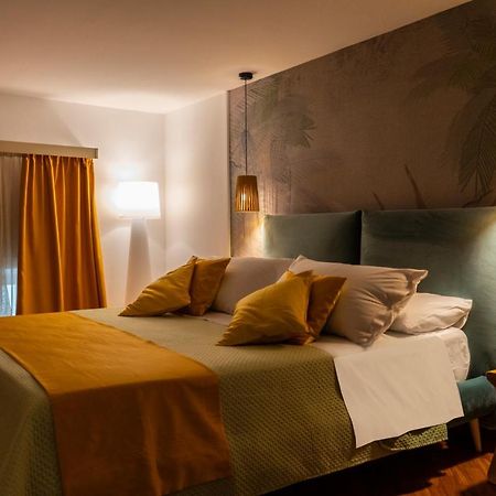 Two Rooms Chiaia 37 เนเปิลส์ ภายนอก รูปภาพ