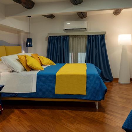 Two Rooms Chiaia 37 เนเปิลส์ ภายนอก รูปภาพ