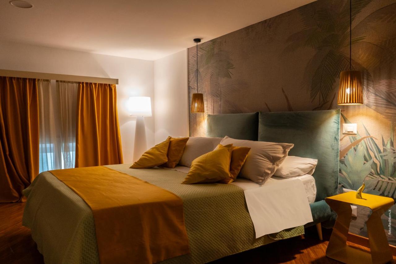 Two Rooms Chiaia 37 เนเปิลส์ ภายนอก รูปภาพ