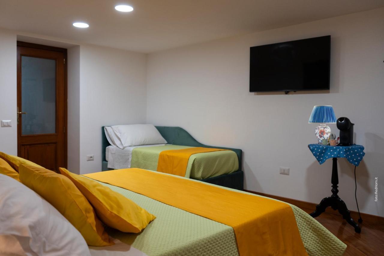 Two Rooms Chiaia 37 เนเปิลส์ ภายนอก รูปภาพ