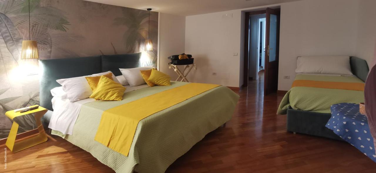 Two Rooms Chiaia 37 เนเปิลส์ ภายนอก รูปภาพ