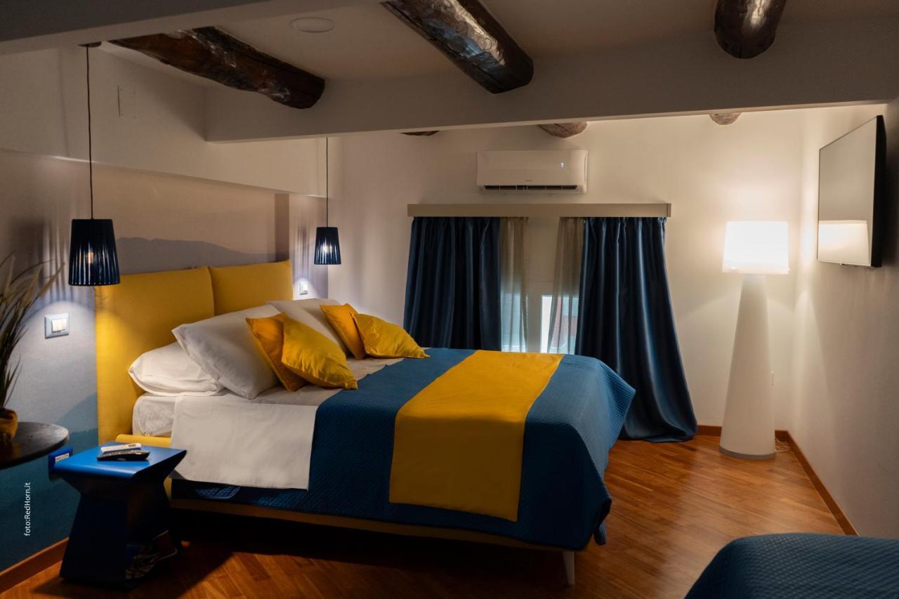 Two Rooms Chiaia 37 เนเปิลส์ ภายนอก รูปภาพ