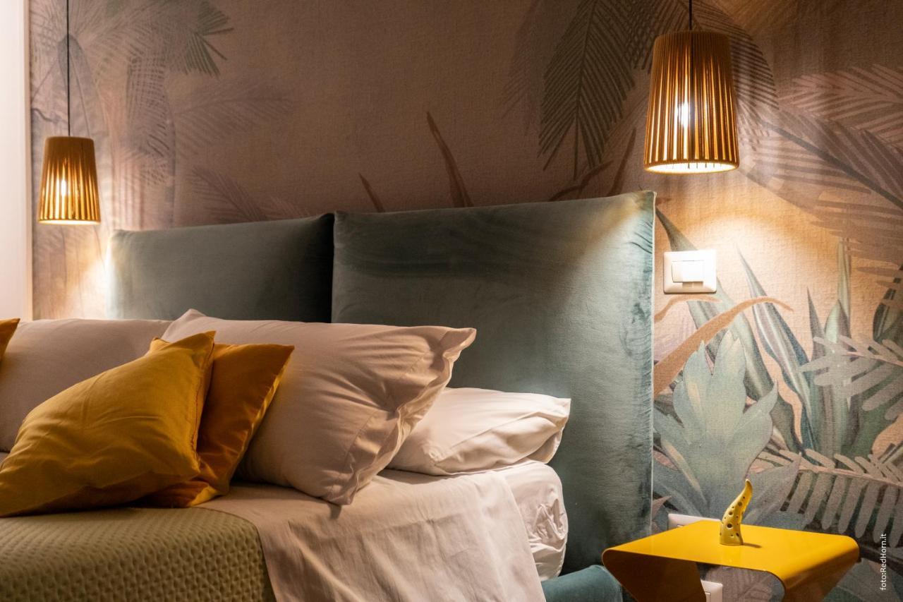 Two Rooms Chiaia 37 เนเปิลส์ ภายนอก รูปภาพ