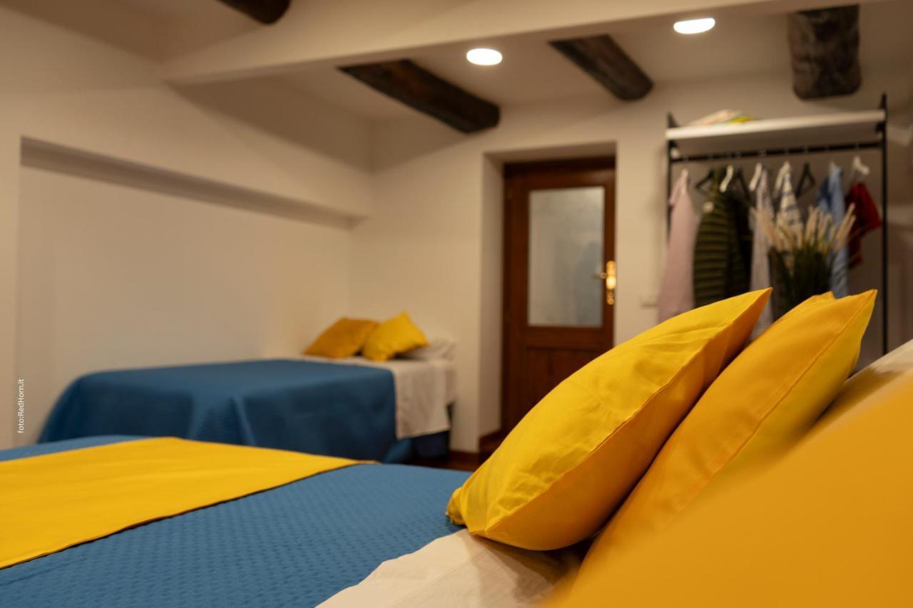 Two Rooms Chiaia 37 เนเปิลส์ ภายนอก รูปภาพ