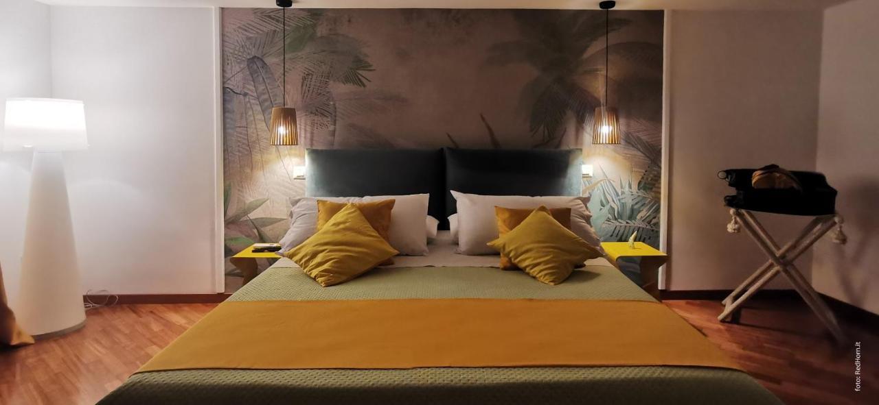 Two Rooms Chiaia 37 เนเปิลส์ ภายนอก รูปภาพ