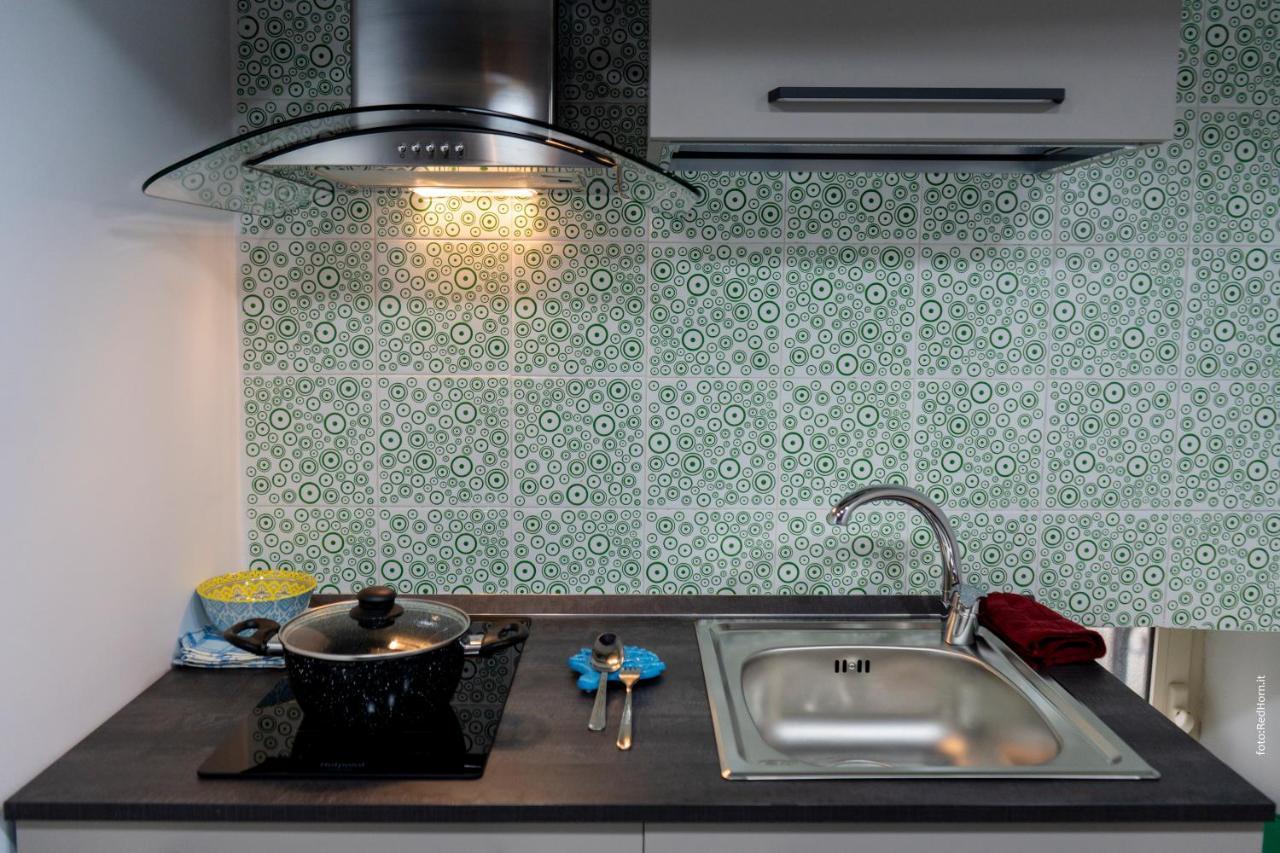 Two Rooms Chiaia 37 เนเปิลส์ ภายนอก รูปภาพ