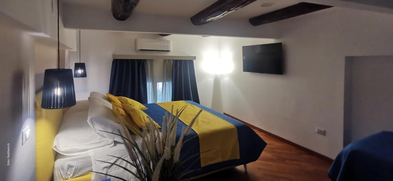 Two Rooms Chiaia 37 เนเปิลส์ ภายนอก รูปภาพ