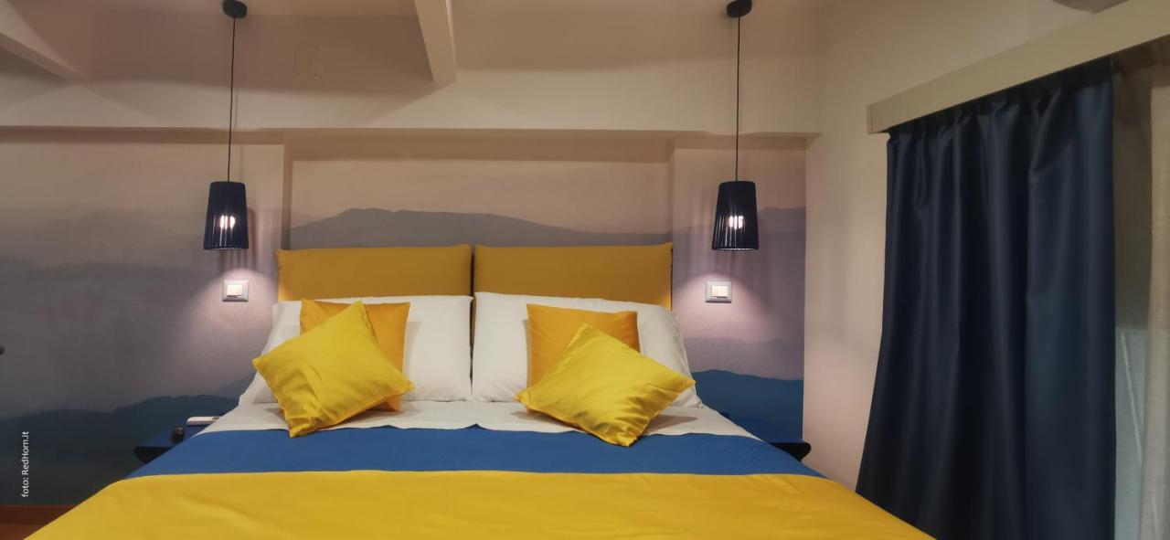 Two Rooms Chiaia 37 เนเปิลส์ ภายนอก รูปภาพ