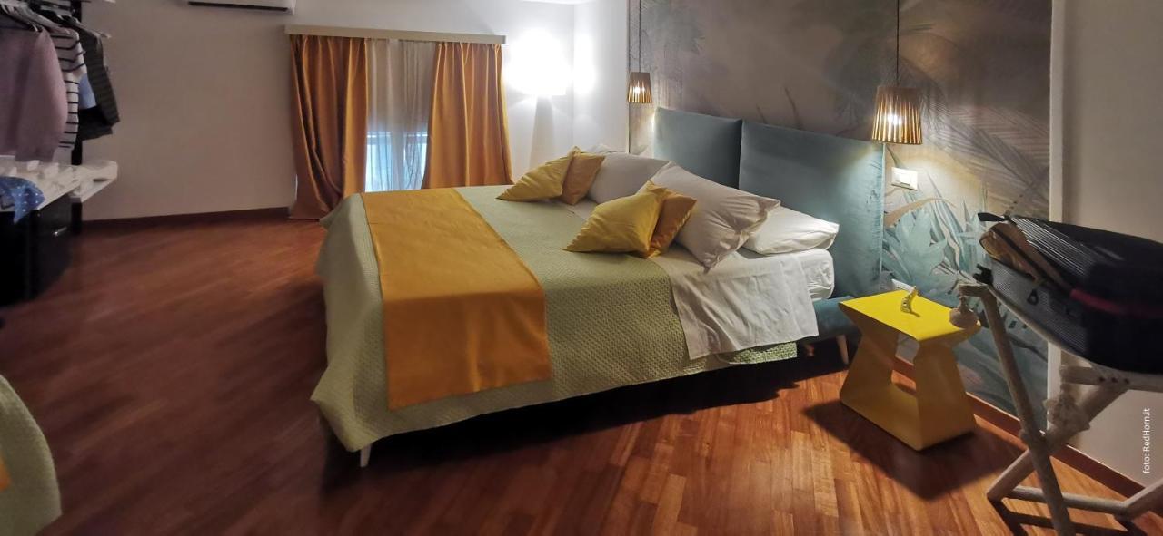 Two Rooms Chiaia 37 เนเปิลส์ ภายนอก รูปภาพ