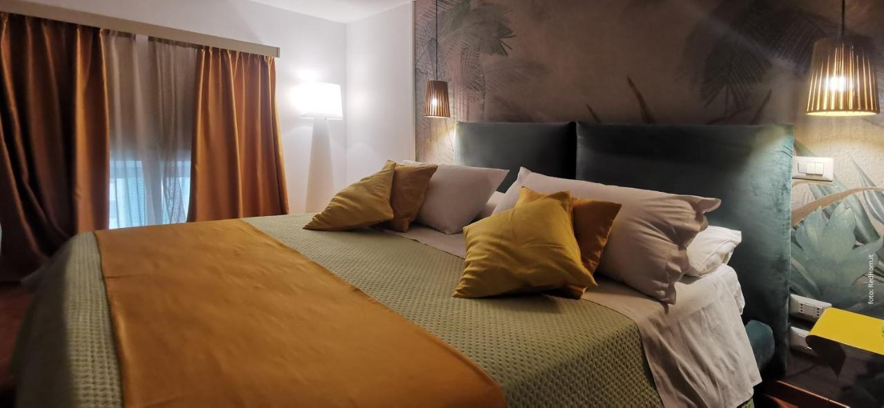 Two Rooms Chiaia 37 เนเปิลส์ ภายนอก รูปภาพ