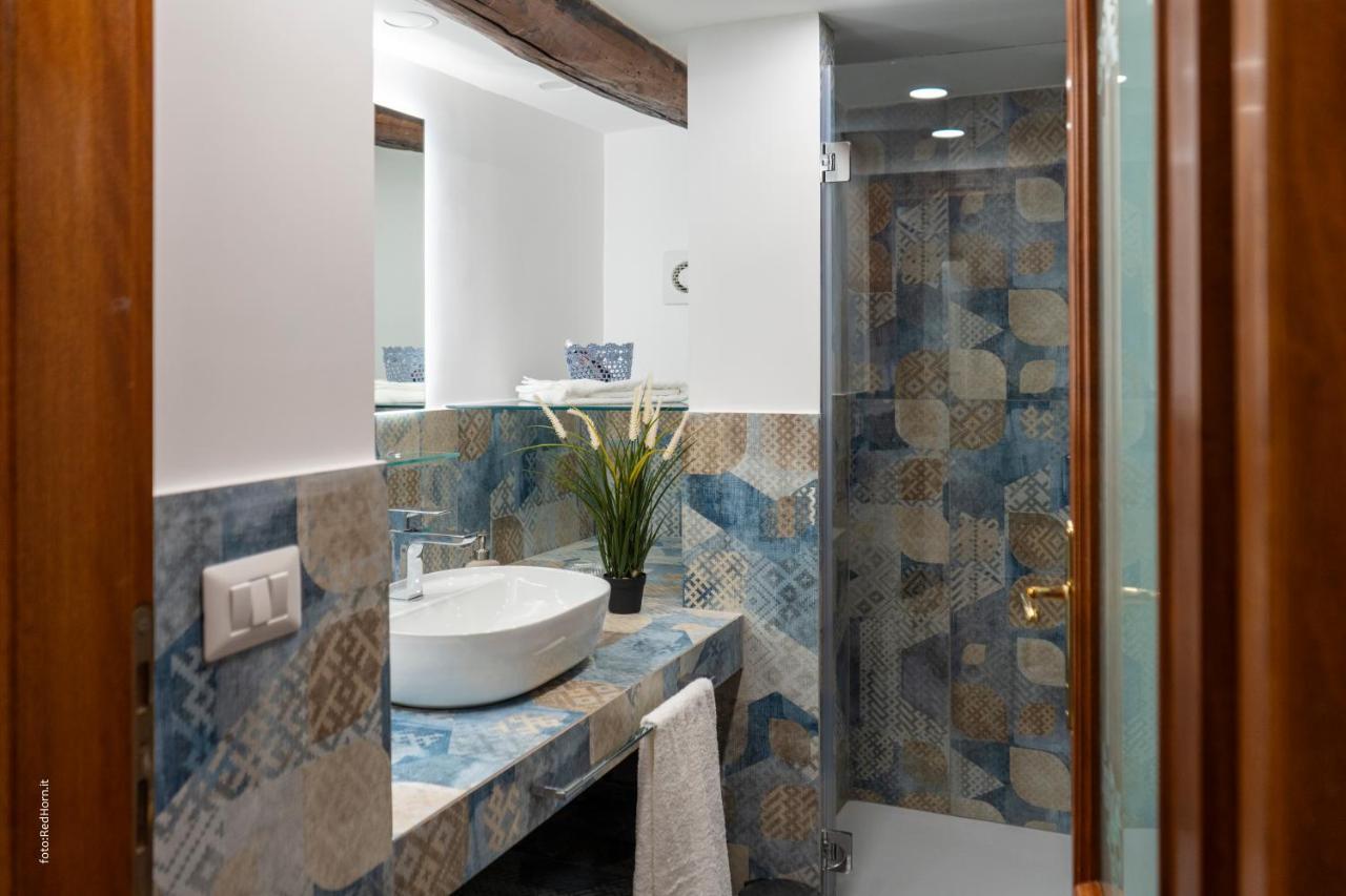 Two Rooms Chiaia 37 เนเปิลส์ ภายนอก รูปภาพ