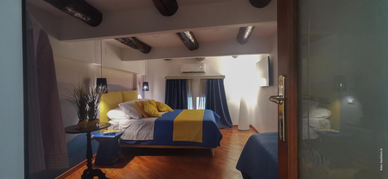 Two Rooms Chiaia 37 เนเปิลส์ ภายนอก รูปภาพ