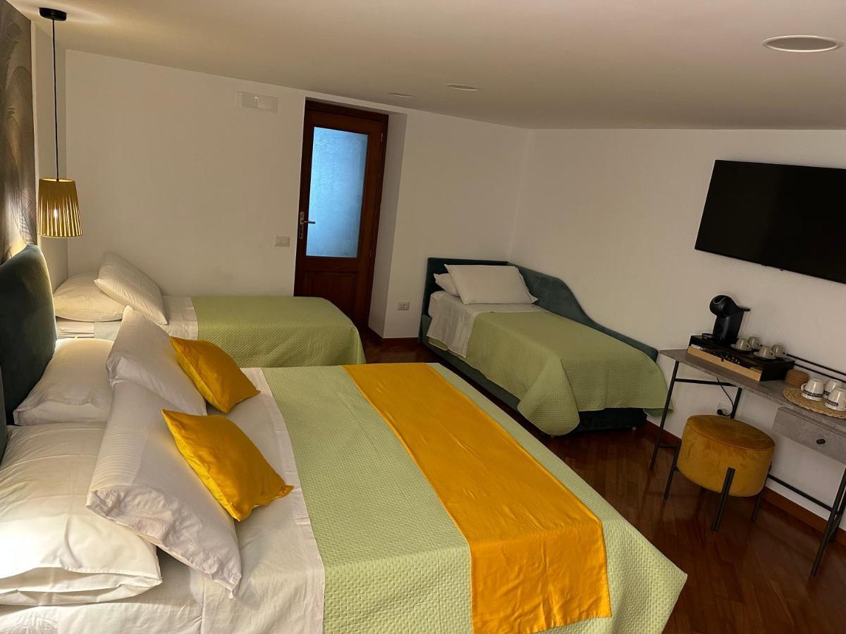 Two Rooms Chiaia 37 เนเปิลส์ ภายนอก รูปภาพ