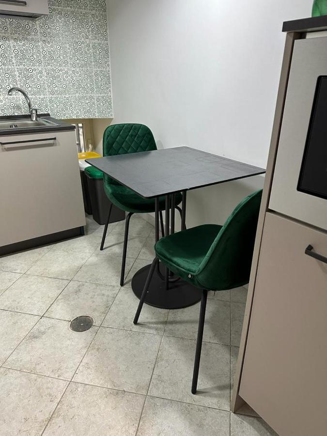 Two Rooms Chiaia 37 เนเปิลส์ ภายนอก รูปภาพ