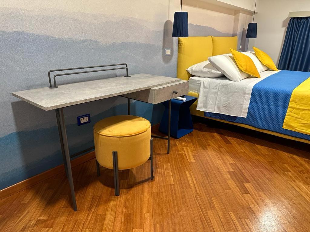 Two Rooms Chiaia 37 เนเปิลส์ ภายนอก รูปภาพ