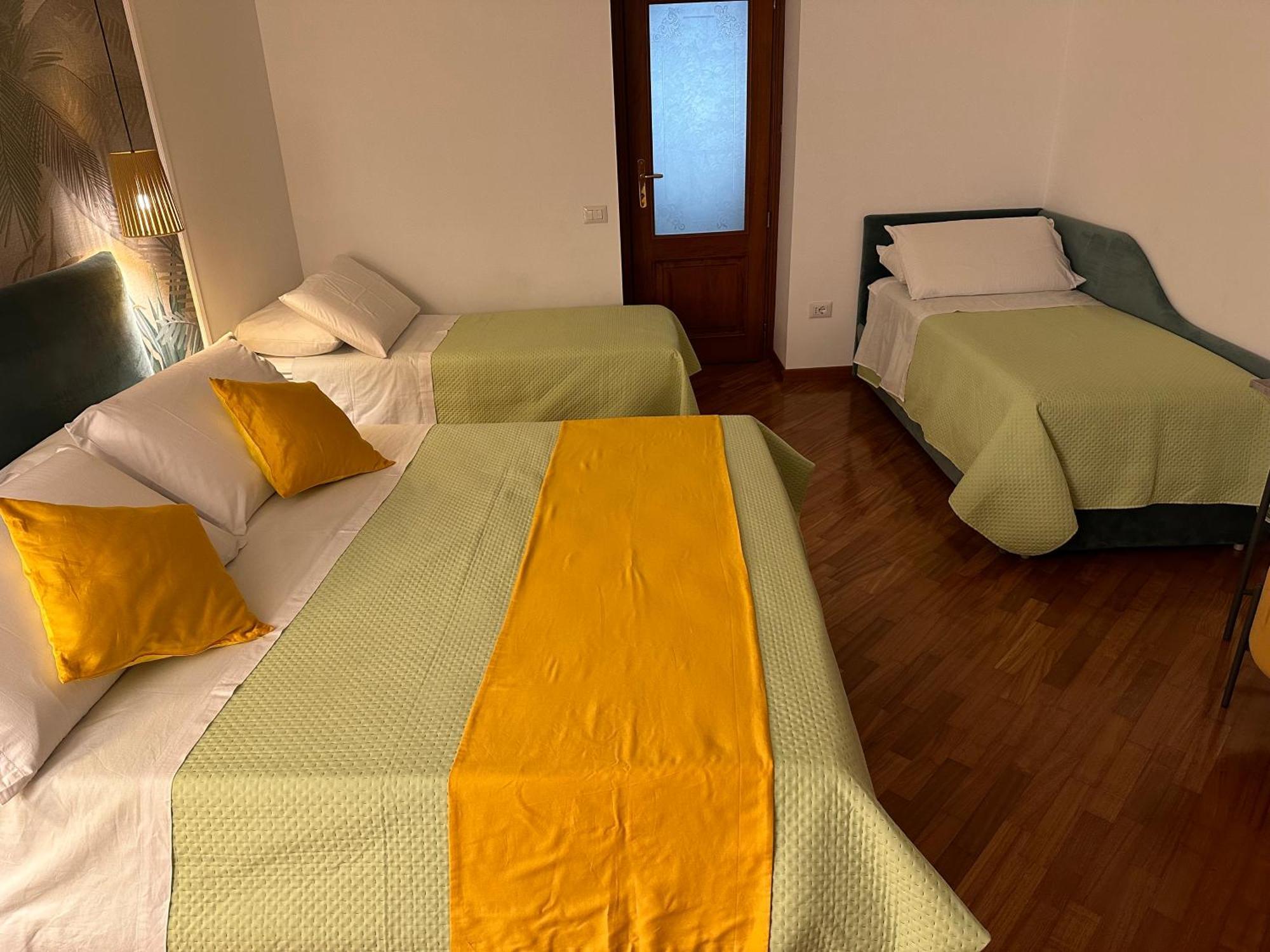 Two Rooms Chiaia 37 เนเปิลส์ ภายนอก รูปภาพ