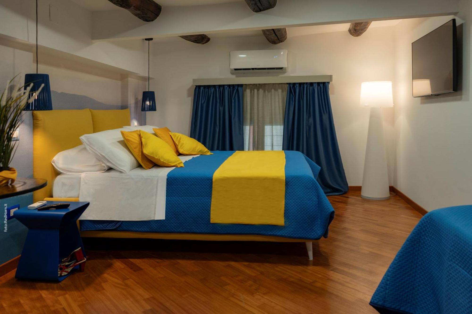 Two Rooms Chiaia 37 เนเปิลส์ ภายนอก รูปภาพ